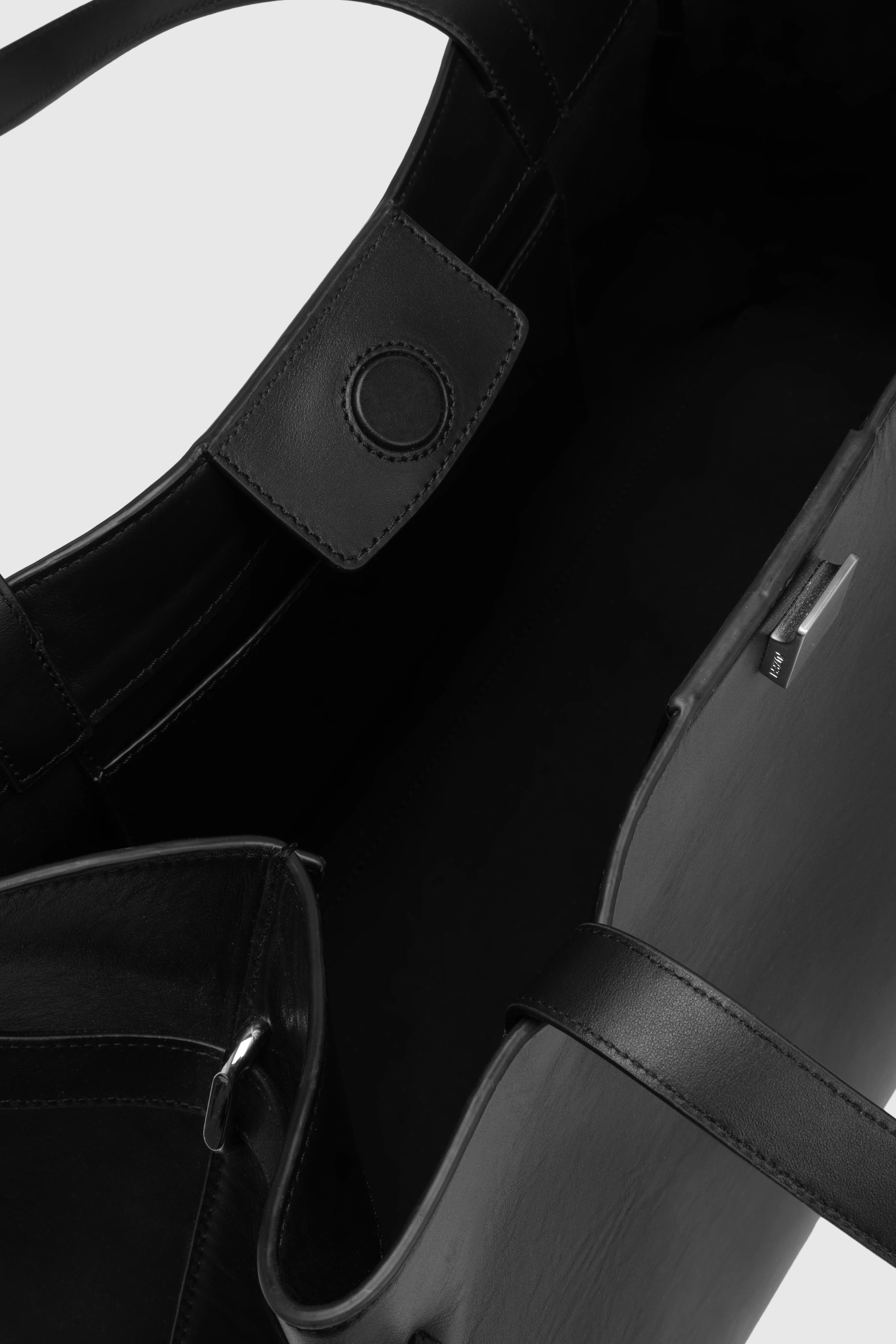 GYOZA TOTE - BLACK SMOOTH LEATHER - Image 4