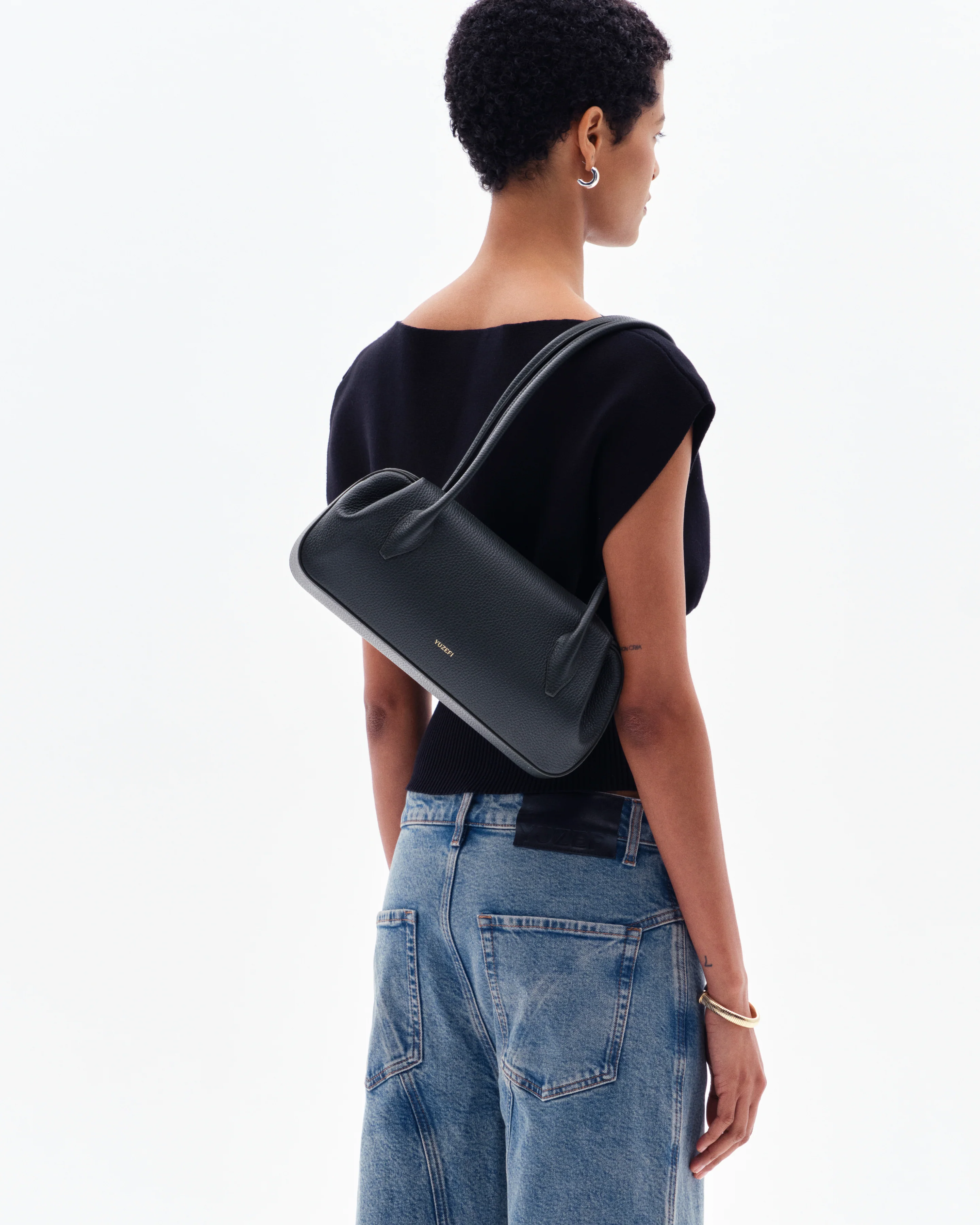 OYSTER SHOULDER BAG - BLACK PEBBLE GRAINED LEATHER - Image 2