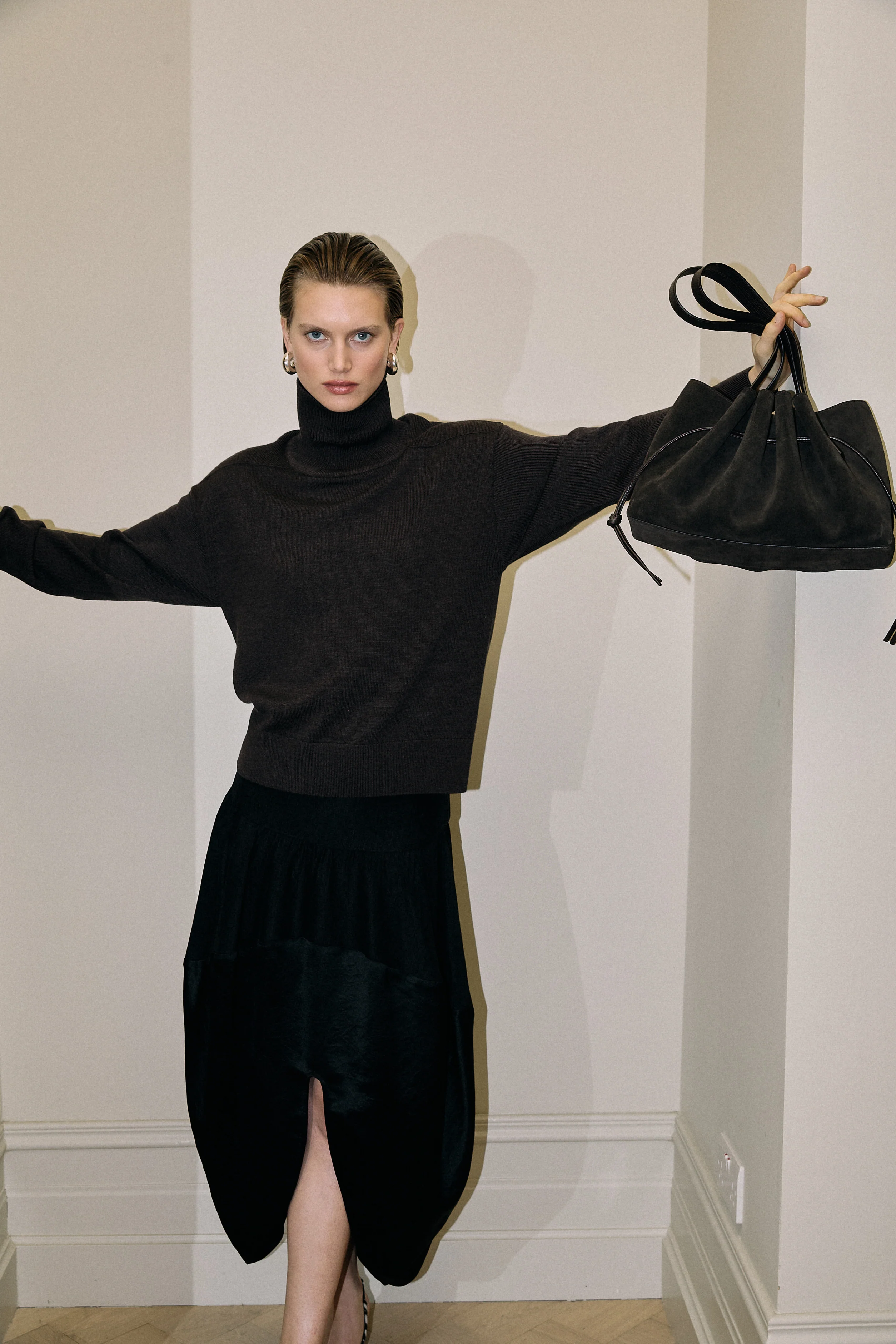 SCALLOP SHOULDER BAG - GANACHE SUEDE - Image 2